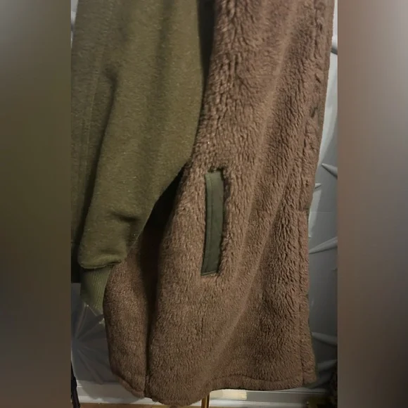NWOT American Eagle SZ L brown/green faux fur coat w/fabric sleeves/bust 54” - Picture 5 of 12